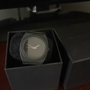 Black nixon new watch. Gos with any outfit. Unisex.